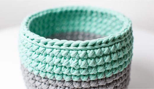 Вязаная корзинка